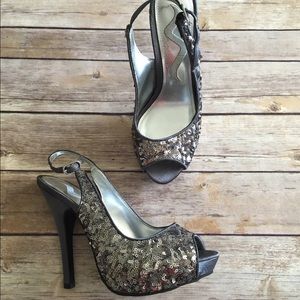 Silver sequin party heels- holiday and NYE ready🎉